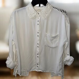 💖 Mix & Match: 4 for $25! 💖 

Dance & Marvel White Lace Back Button-Up Blouse